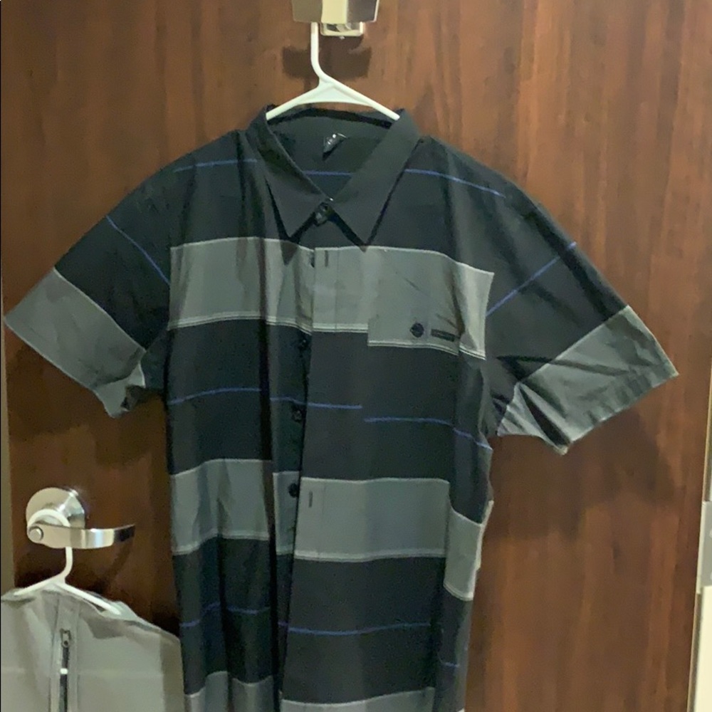 Black and grey Oakley short sleeve